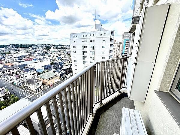 2面バルコニー付の明るく風通しの良いお住まいです。勉強や家事の合間に外の空気を吸って気持ちよく気分転換できます。