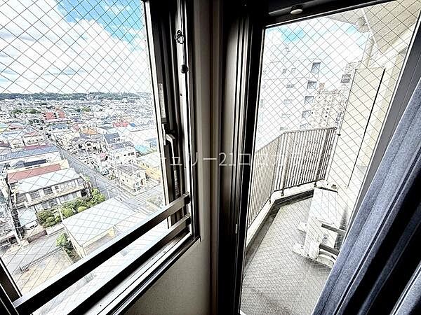 洋室からバルコニーへの出入り口。気軽にリフレッシュできる空間です。室内の写真はCGで家具を消して空室後のイメージを再現しています。