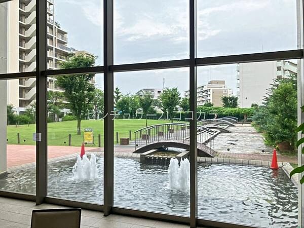 緑や季節の彩りを感じられる美しい中庭が魅力。住まいのすぐそばで自然を身近に感じながら、ほっと心が和むひとときを楽しめる癒やしの空間です。