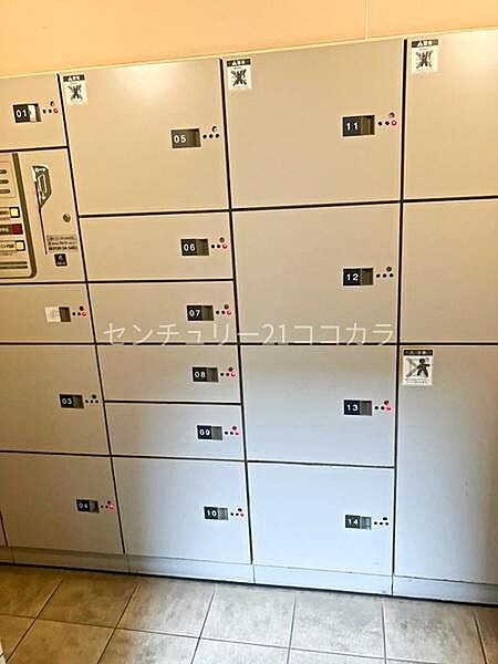 不在時でも荷物を受け取れる宅配ボックスを完備。時間を気にせず荷物を受け取れるので、忙しいご家庭にも嬉しい設備です。再配達の手間を減らせるのも魅力です！