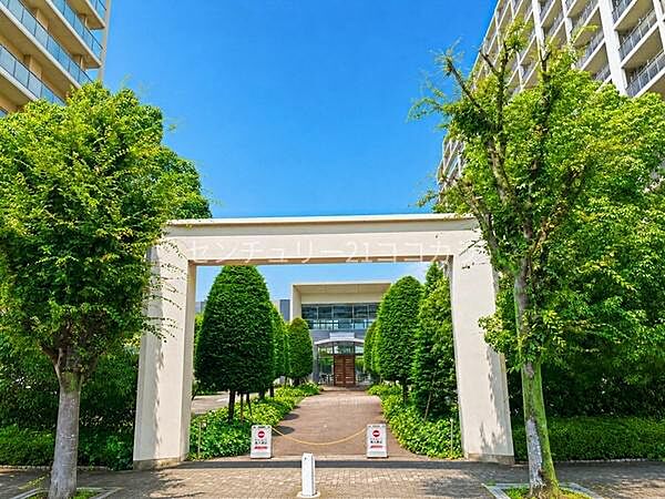 豊かな緑に彩られたエントランスアプローチ。四季の移ろいを身近に感じられ、心地よい雰囲気で住まう人や訪れる人を迎えてくれる、癒やしの空間です。