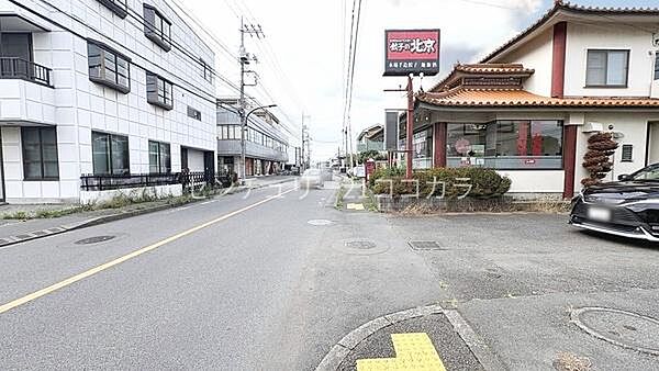 前面道路含む現地写真整然と区画整理された美しい街並みとアプローチ道路。周辺には商業施設や生活利便施設が点在しており、日常のお買い物や通学・通勤にも便利で暮らしやすい住環境が整った人気のエリアです♪