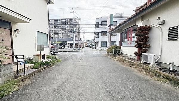 前面道路含む現地写真フラットで通りやすい明るい前面道路。見通しが良く防犯面でも安心感があります。自転車やお散歩での移動もスムーズで、ご家族全員が快適に過ごせる落ち着いた住環境となっております♪
