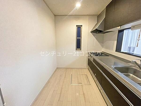 室内の写真はCGで家具を消して空室後のイメージを再現しています。対面キッチンで家族との会話を楽しみながらお料理ができます♪横には窓があり、自然換気ができるのもうれしいポイントです！
