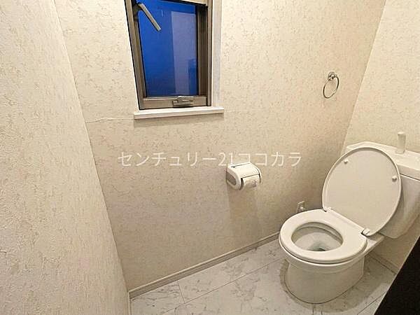 室内の写真はCGで家具を消して空室後のイメージを再現しています。窓付きのトイレは自然換気ができ、明るく清潔感のある空間を保ちやすいのが魅力♪こもりがちな空気も入れ替えられます！