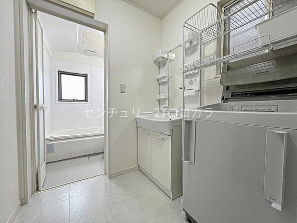 室内の写真はCGで家具を消して空室後のイメージを再現しています。収納豊富な洗面台で、洗面用具や日用品もすっきり整理整頓♪身支度に必要なものをまとめて収納でき、毎日の暮らしが快適になります！