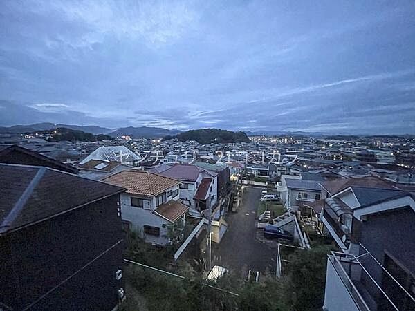 バルコニーからの眺望を楽しみながら、気分をリフレッシュ♪外の景色を眺めてほっと一息ついたり、心地よい風を感じたりできる癒しの空間です！
