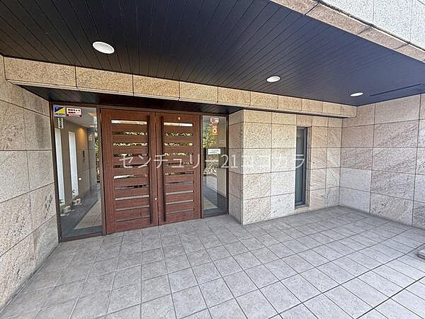 ホテルライクな上質感が漂うエントランス♪洗練された空間が、マンション全体に高級感と落ち着きをもたらします！