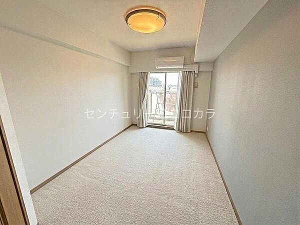 室内の写真はCGで家具を消して空室後のイメージを再現しています。ゆとりある主寝室♪ベッドを置いてもゆとりがあり、一日の疲れを癒やす落ち着いたプライベート間としてお使いいただけます！