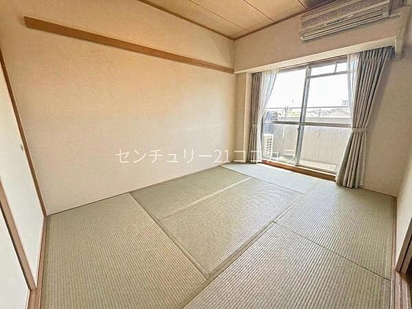 室内の写真はCGで家具を消して空室後のイメージを再現しています。リビング隣には和室を配置♪扉を開ければリビングと一体感のある広々空間に！客間など多目的に活用できます。
