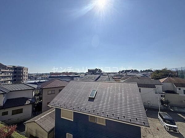 バルコニーから広がる開放的な眺望が魅力♪外の景色を眺めながら、気分転換やリフレッシュのひとときを楽しめます！