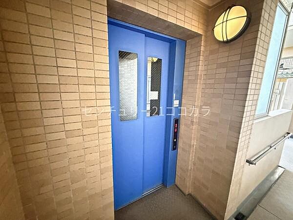 エレベーター付きで、上下階の移動もスムーズ♪小さなお子様連れや荷物が多い日にも助かる、うれしい共用設備です！