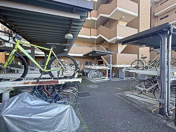 敷地内に駐輪場を完備♪通勤・通学や日々のお買い物など、自転車を利用するご家族にうれしい共用設備です！