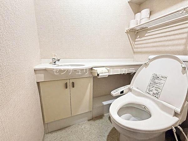 室内の写真はCGで家具を消して空室後のイメージを再現しています。トイレ内に手洗い場を設け、使用後すぐに手を洗える便利な設計♪衛生面にも配慮されており、毎日気持ちよく使えます！