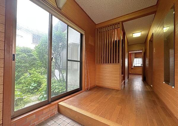 緑を眺め、柔らかな陽射しを感じながら、ゆったりとした時間を過ごせる空間です。