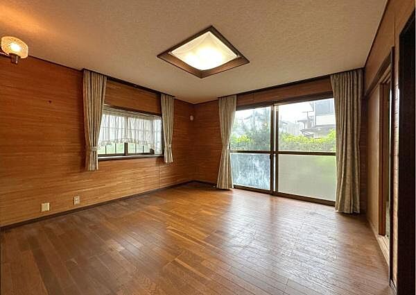 【1階LD約14.9帖】■南東向きの大きな窓からは柔らかな日差しが差し込み朝から気持ちよくお過ごし頂ける空間■キッチンとリビングは程よく分かれており、音やにおいを軽減し会話をお楽しみ頂けます