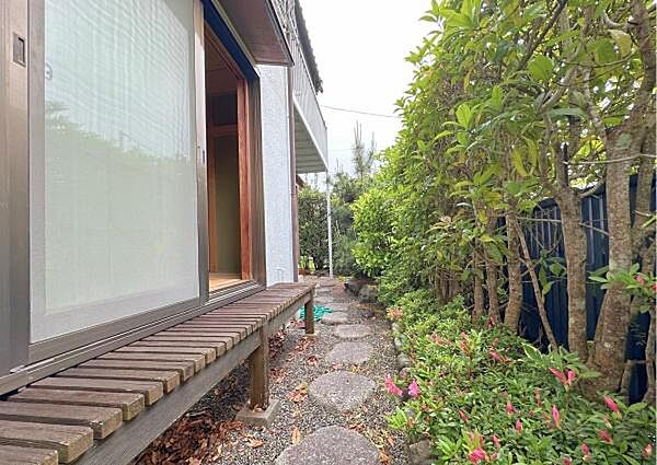 四季折々の植栽を楽しめるお庭。お部屋の中からも風情あるひとときを楽しめます。
