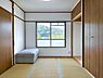 和室：【北側和室】和室の窓からは、穏やかな山の景色が広がります。