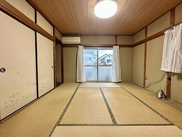 掃き出し窓から陽光が差し込む、明るい和室です。畳の落ち着いた空間は、客間や寝室としてゆったりと過ごせます。
