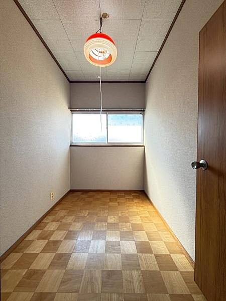 窓から自然光が入る明るいお部屋です。収納場所や家事スペースとして色々活用できます。