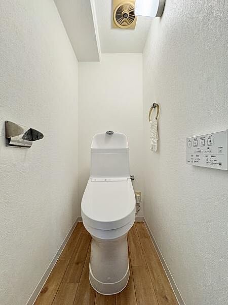温水洗浄便座で寒い日も暖かくお使い頂けます。壁リモコンで操作も快適です。