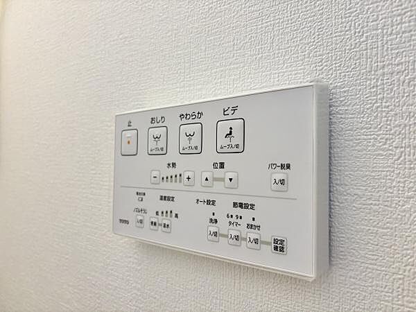 壁リモコンは操作パネルの隙間にホコリがたまることがなく、奥までサッと拭けるので、毎日のトイレ掃除が劇的に楽になります。