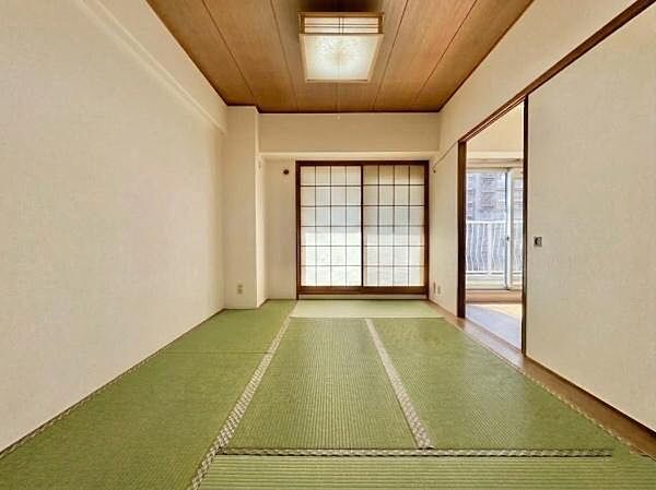 開放的な和室は、襖を開ければリビングと一体の広々とした空間として活用可能。※畳と照明は変更後のイメージです。
