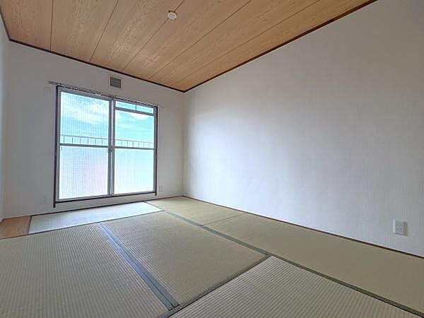 和室にはやわらかな光が差し込み、ほっと落ち着けるくつろぎの空間です