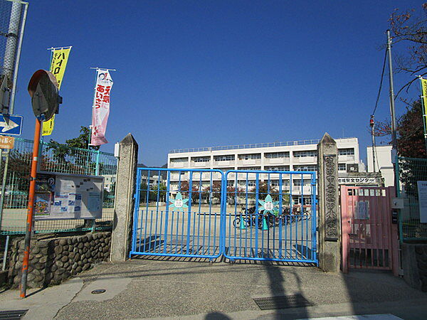 箕面市立箕面小学校まで930m