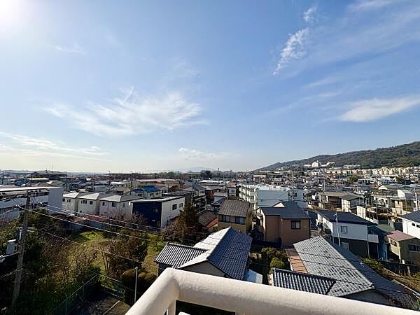 バルコニーからの眺望。周囲は落ち着いた住宅街で空の広がりを感じられます