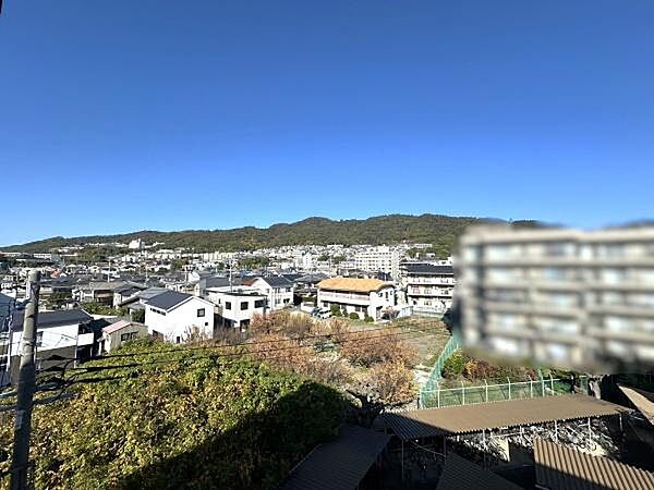 閑静な住宅街を見渡す、穏やかな景色落ち着いた街並みが広がり、静かで住みやすい環境です
