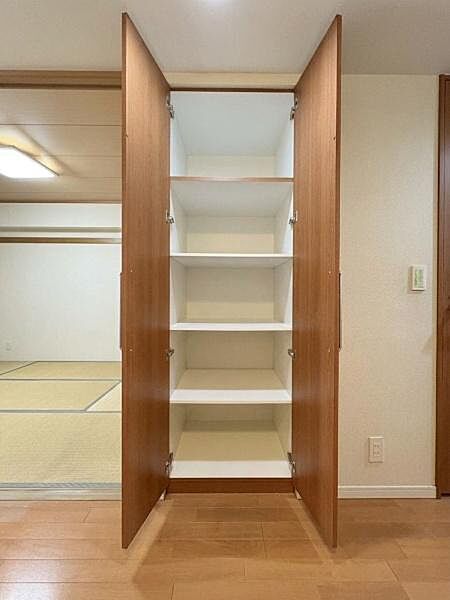 リビングにも収納スペースを備えており、日用品やストック品もすっきり整理可能。生活感を抑えながら美しく暮らせる住まいです。
