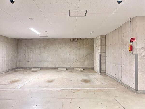 電動シャッター付の分譲駐車場。雨に濡れずお部屋まで移動できます。
