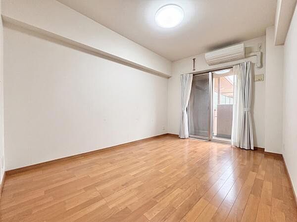 ウォークインクローゼット付きの洋室。荷物が収まりやすく、主寝室や子供部屋にも。※写真は家具撤去後のイメージです。