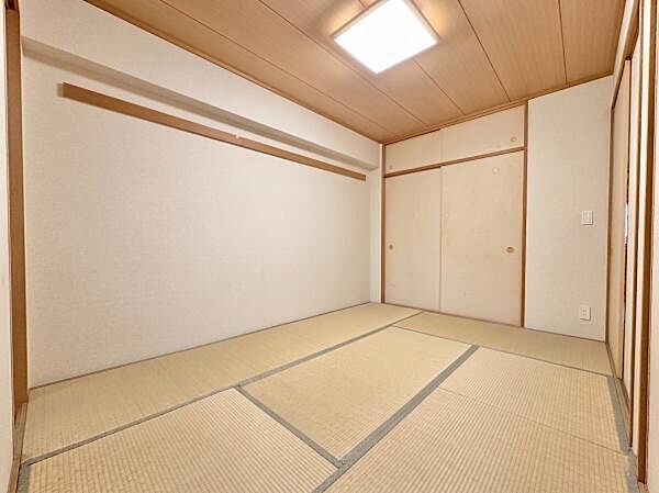落ち着いた雰囲気の和室は、客間やお子さまの遊び場、くつろぎの空間としても活躍。押入付きで寝具や季節物の収納にも便利です。※写真は家具撤去後のイメージです。