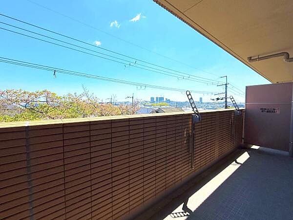 南東向きの眺望です。バルコニーからは開放感のある眺望が広がり、晴れた日には遠くまで見渡せる気持ちのよいロケーションです。