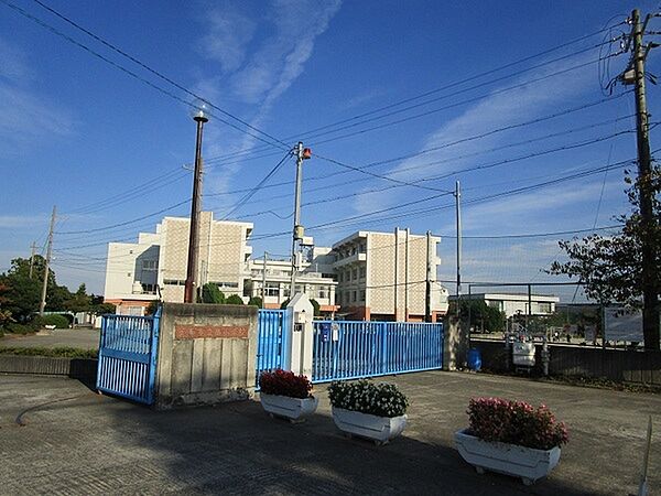 箕面市立西小学校まで1172m