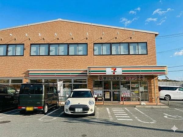 セブンイレブン箕面粟生外院1丁目店まで500m