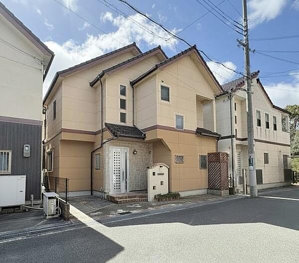 前面道路は住宅街の落ち着いた雰囲気。道路幅のゆとりや、周辺の環境は現地でぜひご確認ください。