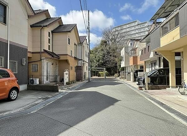 閑静な住宅街に位置しています。交通量も比較的少なく、落ち着いた住環境です