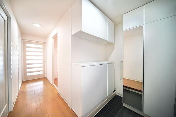 【廊下】各部屋につながる廊下は、生活に配慮した間取りの要を担っております。お洗濯がしやすい脱衣所とリビングの位置関係や、お買い物した荷物をキッチンに運びやすいことも魅力ポイントです。