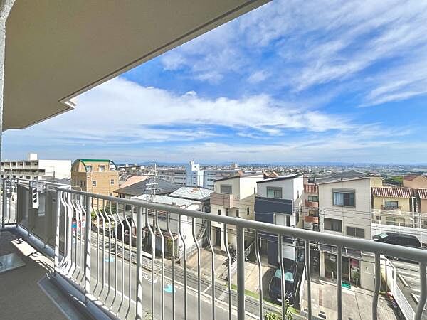 【南側バルコニー】角住戸ならではの風通しの良さと開放感♪朝日と空が家族の一日をやさしくスタート。9.66平米のバルコニーは4階につき眺望良好です。