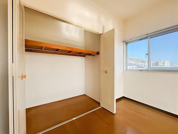 【南東側 洋室 クローゼット】成長とともに増える荷物も安心♪家族暮らしに嬉しい収納力。季節外の衣類なども豊富に収納いただけます。
