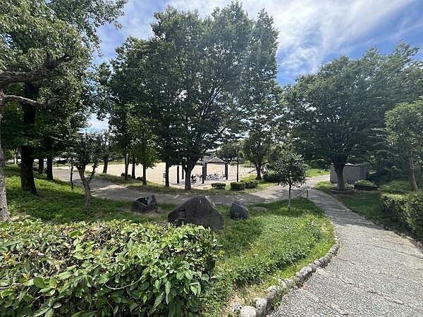 渋谷公園まで500m、花壇のお花は丁寧に手入れされており、グラウンドだけでなく、遊具やベンチもある明るい公園です♪