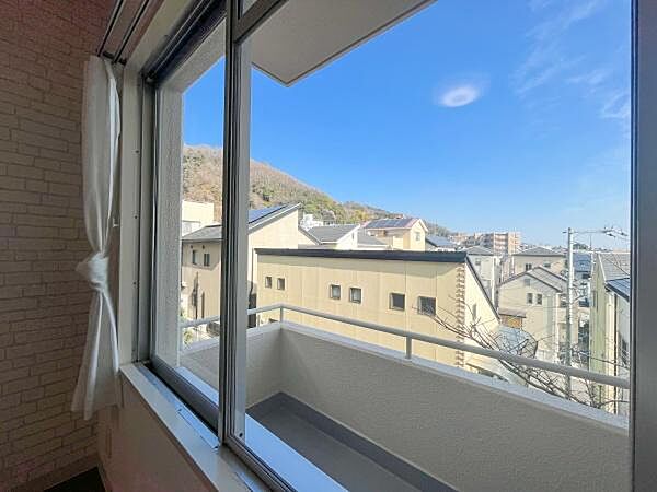 【北側 洋室からの眺望】北側のお部屋にも東向きの窓がございます。明るく風通しもよいので、お仕事やお勉強部屋にもおすすめです。