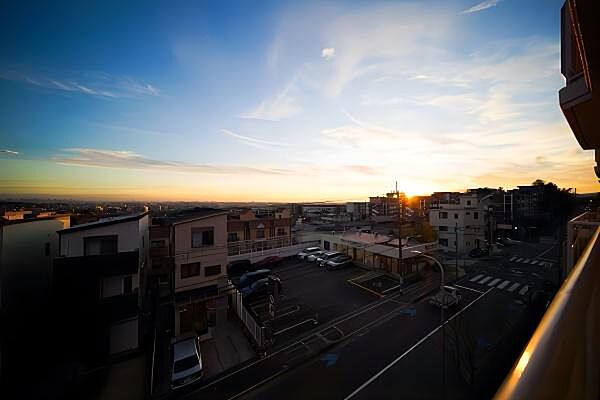 【南側バルコニーからの眺望】～一日の終わりに、空の色がゆっくりと変わっていくのを眺められる住まい～