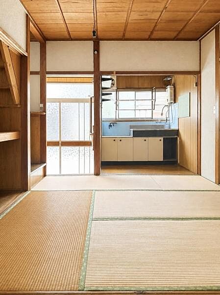 1階和室4.5帖玄関からアクセスしやすい4.5帖の和室。キッチンに隣接し、収納付きで使い勝手の良い空間です。