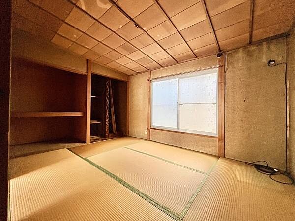 窓からの採光を取り込める和室。内装や照明、収納部分を見直すことで、居室としてはもちろん、用途に応じたリフォームプランをご検討いただけます。