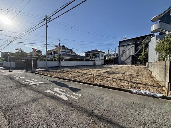 南西角地、開放感のある立地です。南側道路は一方通行のため、すれ違いストレスなどもございません。