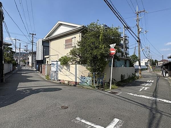 南西角地、開放感のある立地です。南側道路は一方通行のため、すれ違いストレスなどもございません。